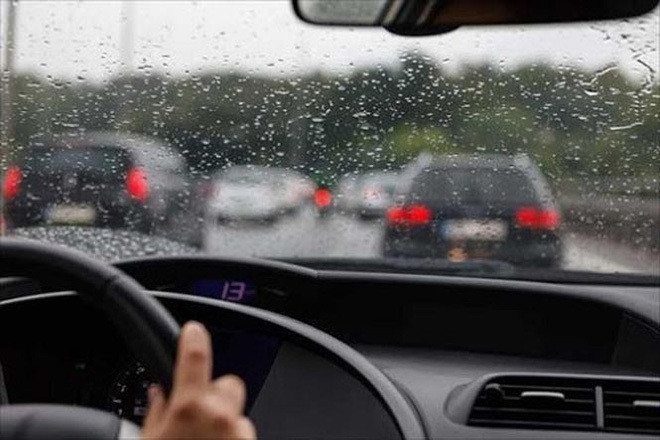 Có nên dùng ga tự động khi trời mưa