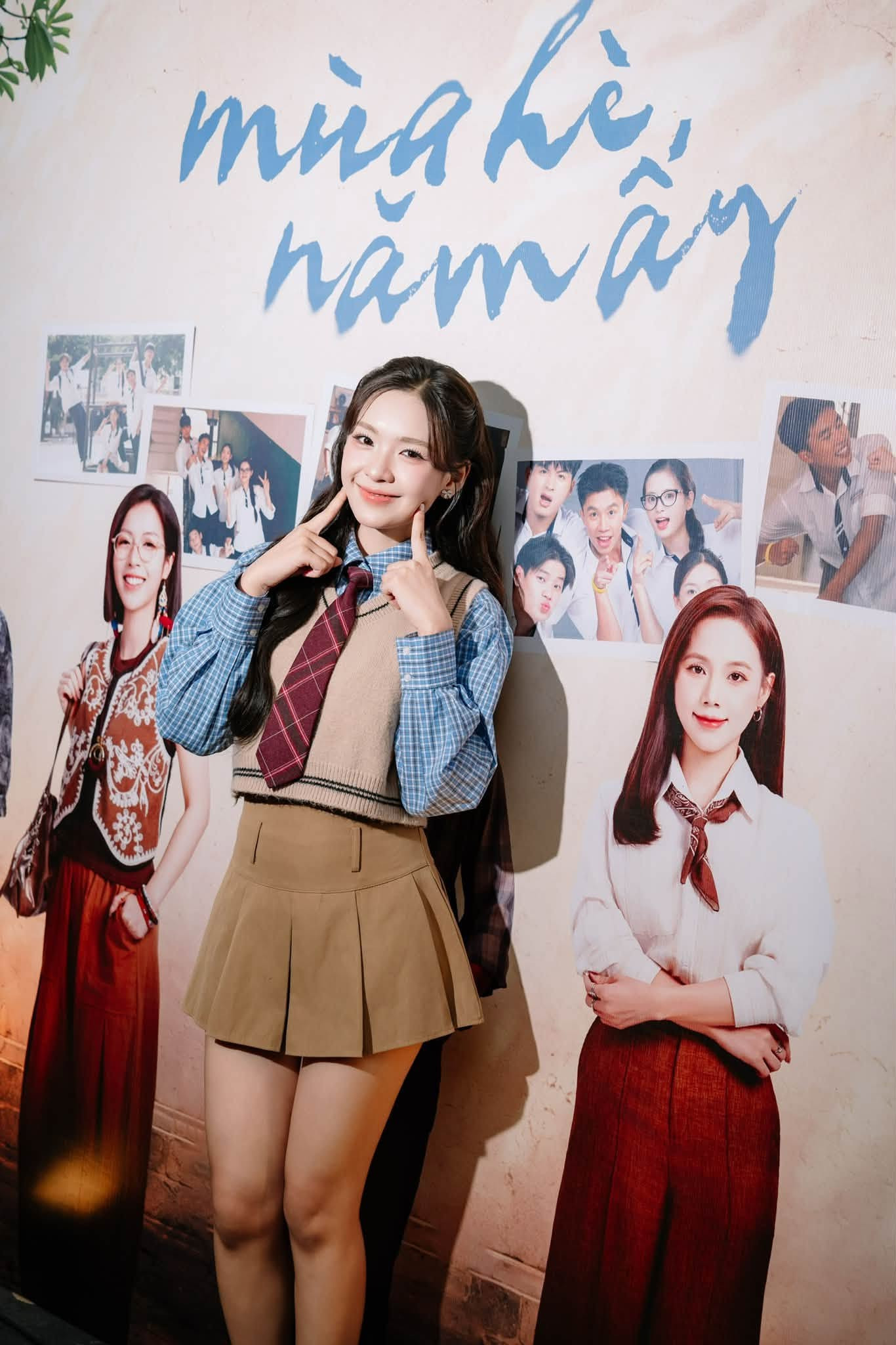 Có thể là hình ảnh về một hoặc nhiều người và văn bản cho biết 'mùng hè, nămây ham'.jpeg