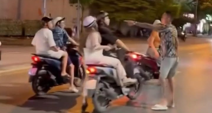 Công an truy tìm người đàn ông hành hung nam thanh niên ở Hà Nội