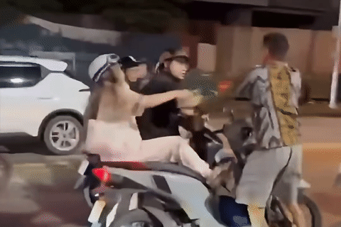 Công an vào cuộc vụ người đàn ông đi SH đỏ đấm nam thanh niên giữa đường ở Hà Nội