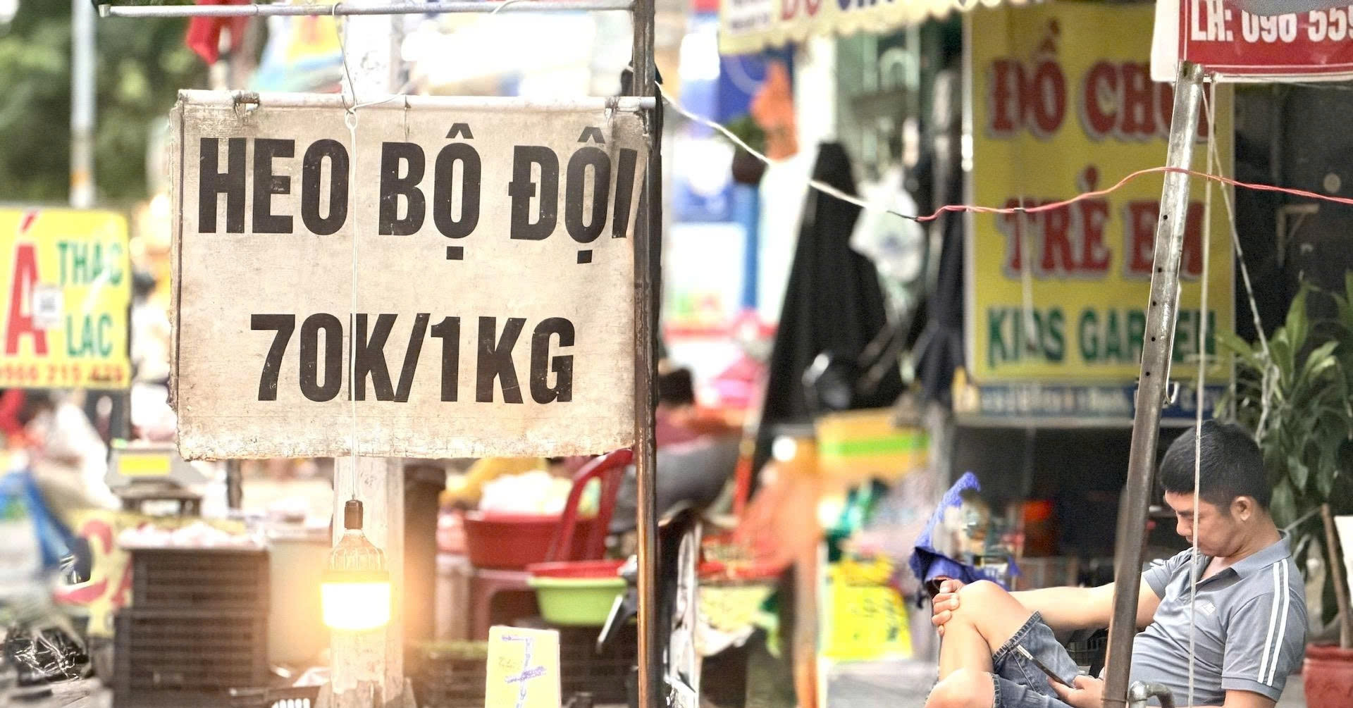 Giá thịt heo giảm, sức mua vẫn ì ạch, tiểu thương ngóng khách