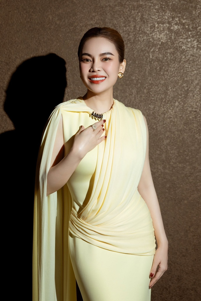 https://static-images.vnncdn.net/vps_images_publish/000001/000003/2026/8/20/giang-hong-ngoc-01-1999.jpg