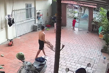 Hãi hùng bồn nước lớn rơi xuống sân nhà, suýt trúng 3 người