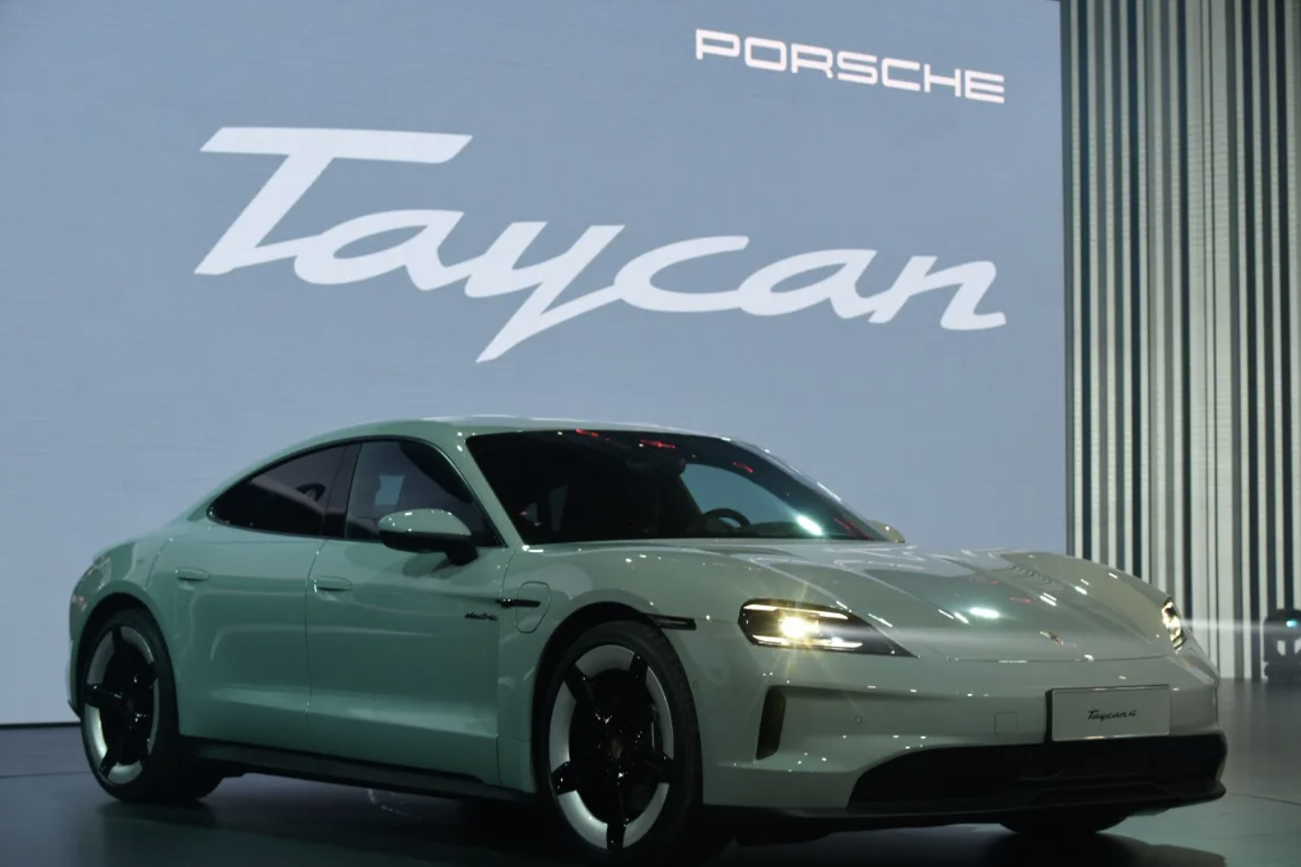 Porsche gặp khủng hoảng, sẽ khai tử mẫu ô tô điện đầu tiên vào năm 2030?