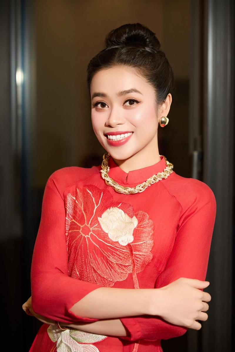 https://static-images.vnncdn.net/vps_images_publish/000001/000003/2026/8/20/hoang-hong-ngoc-01-2001.jpg