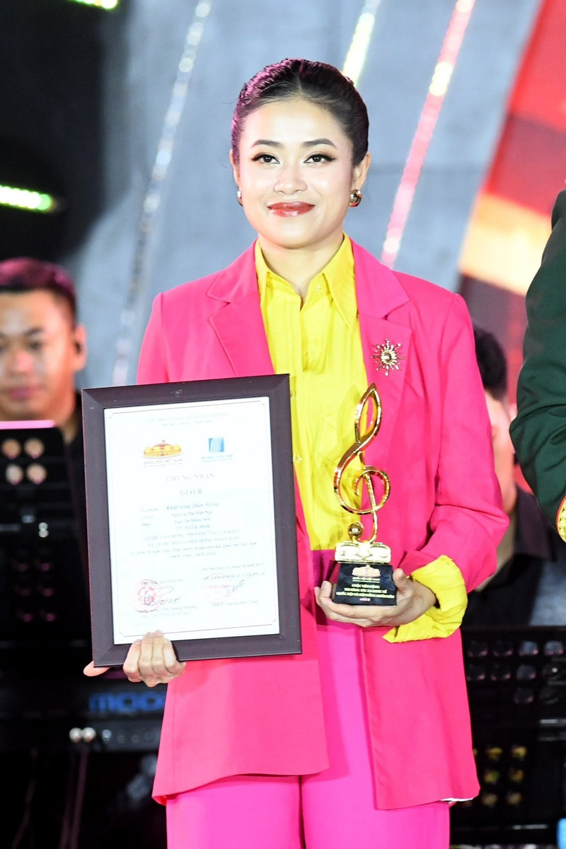 https://static-images.vnncdn.net/vps_images_publish/000001/000003/2026/8/20/hoang-hong-ngoc-02-2000.jpg