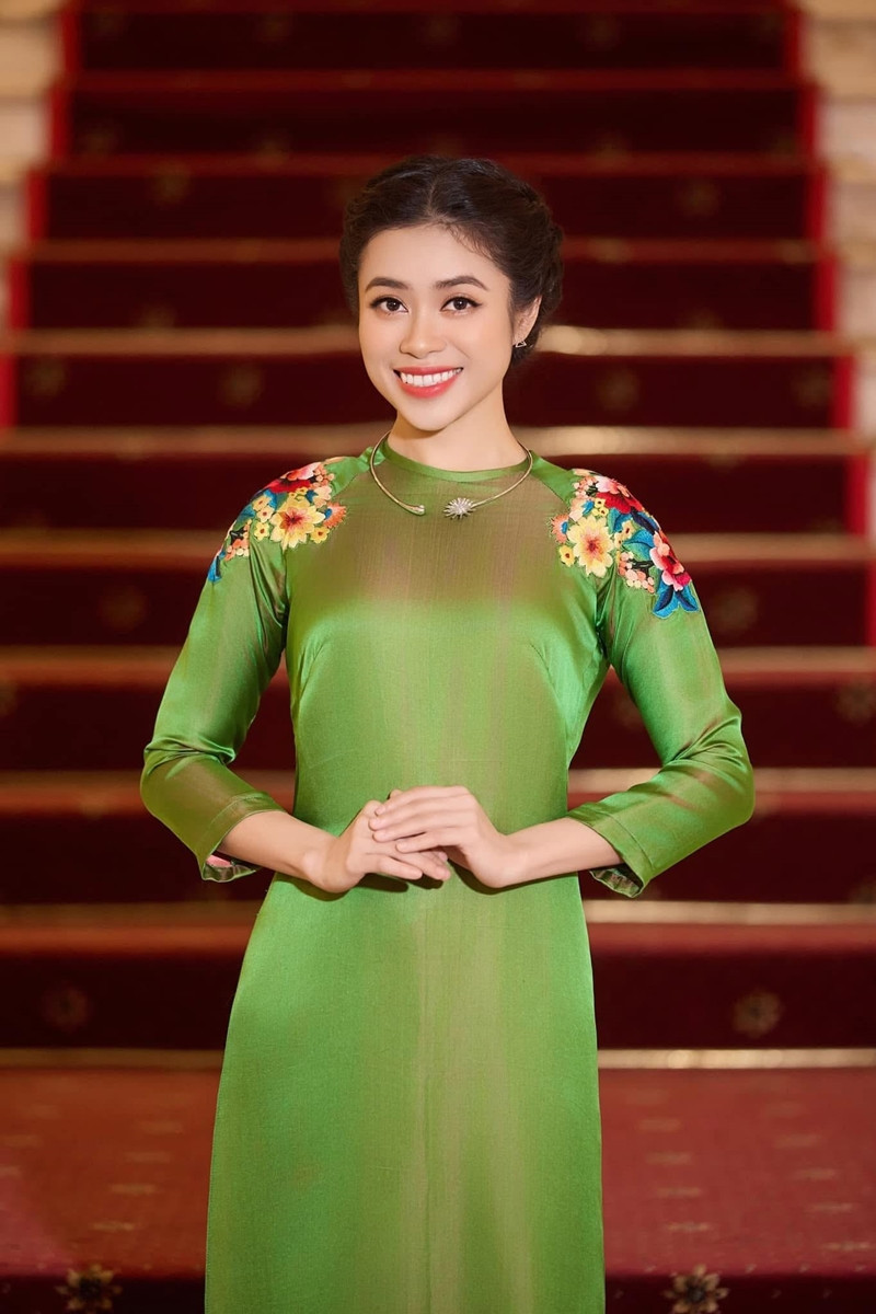 https://static-images.vnncdn.net/vps_images_publish/000001/000003/2026/8/20/hoang-hong-ngoc-03-2002.jpg