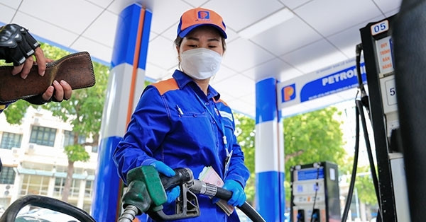 Giá xăng dầu đồng loạt đi lên, có loại tăng tới hơn 1.300 đồng/lít