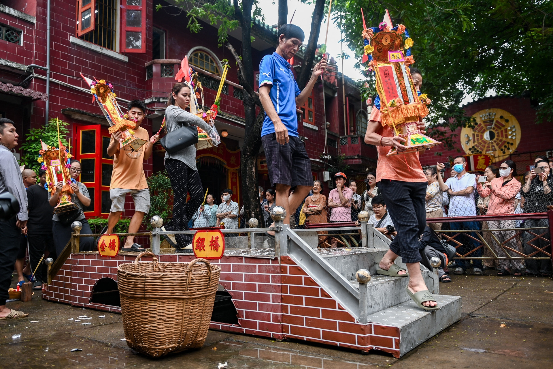 Người dân ôm bài vị người thân làm lễ Xá tội vong nhân ở TPHCM