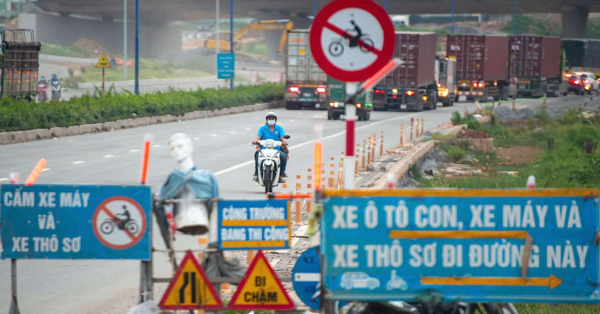 Phớt lờ biển cấm, tai nạn nhiều xe máy ‘liều mình’ chạy vào làn ô tô tại TPHCM