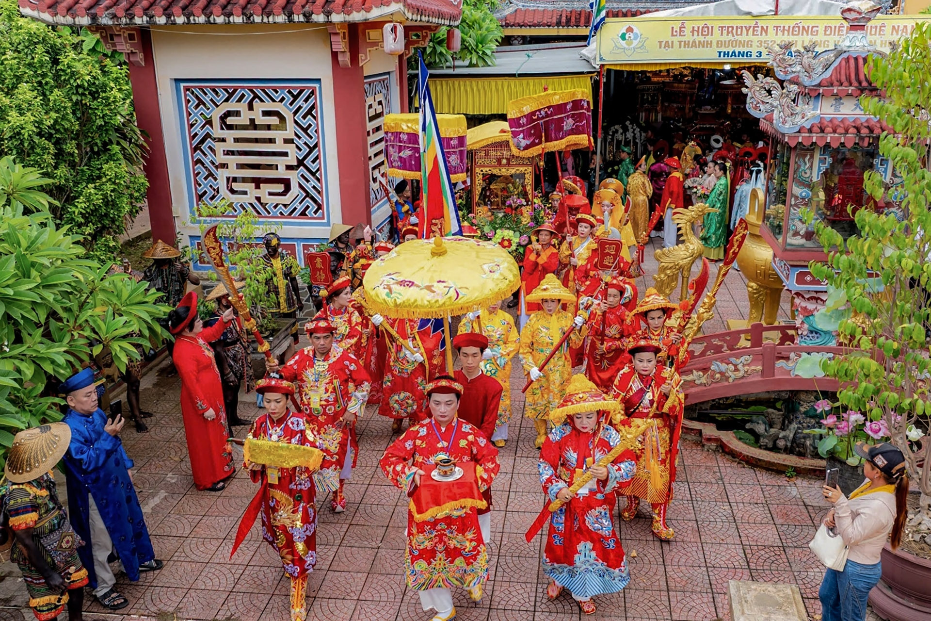 Sông Hương tấp nập thuyền rồng, hàng nghìn người đổ về dự lễ hội Điện Huệ Nam