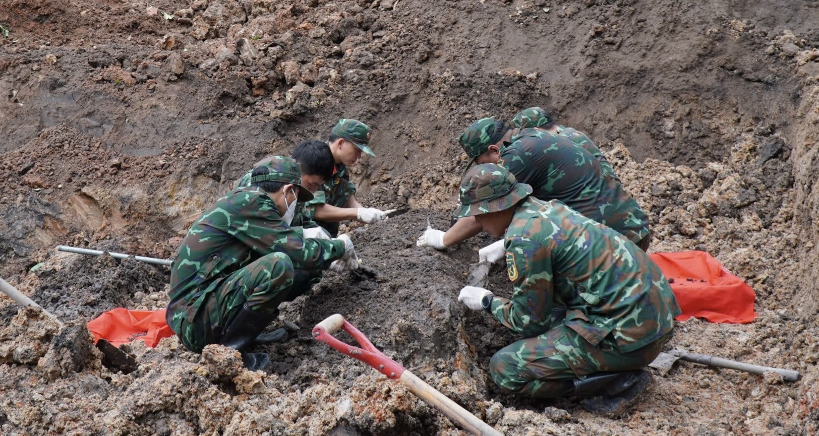 Tìm thêm hài cốt ở công viên Lê Thị Riêng, xác minh mộ liệt sĩ Nguyễn Thị Minh Khai