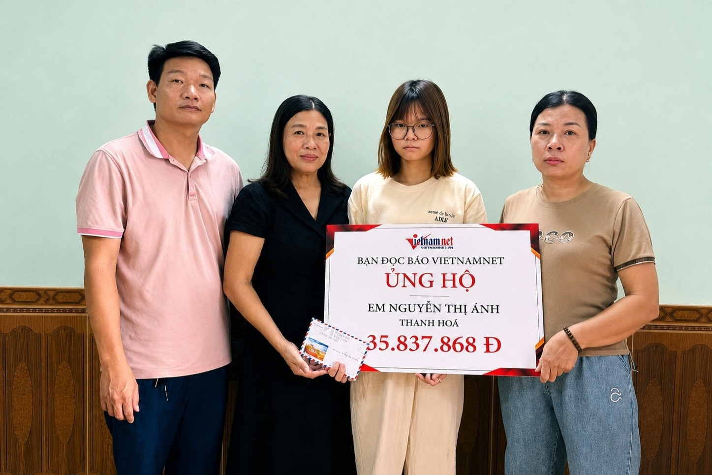 trao tiền nhân ái1.jpg