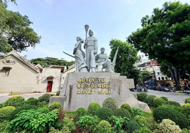 tượng đài quyết tử.webp