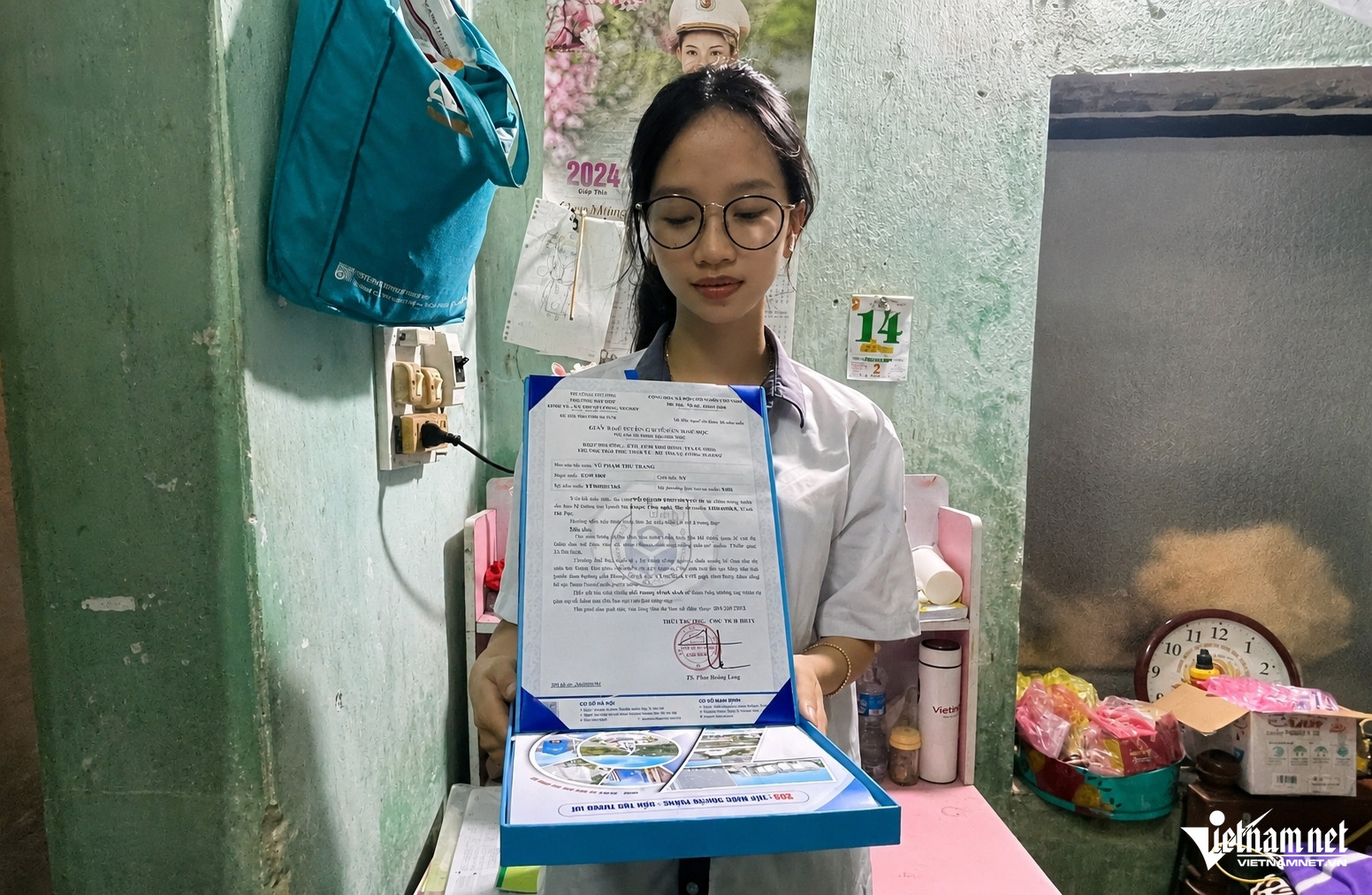 W-a1Bà 85 tuổi rơi nước mắt.jpg