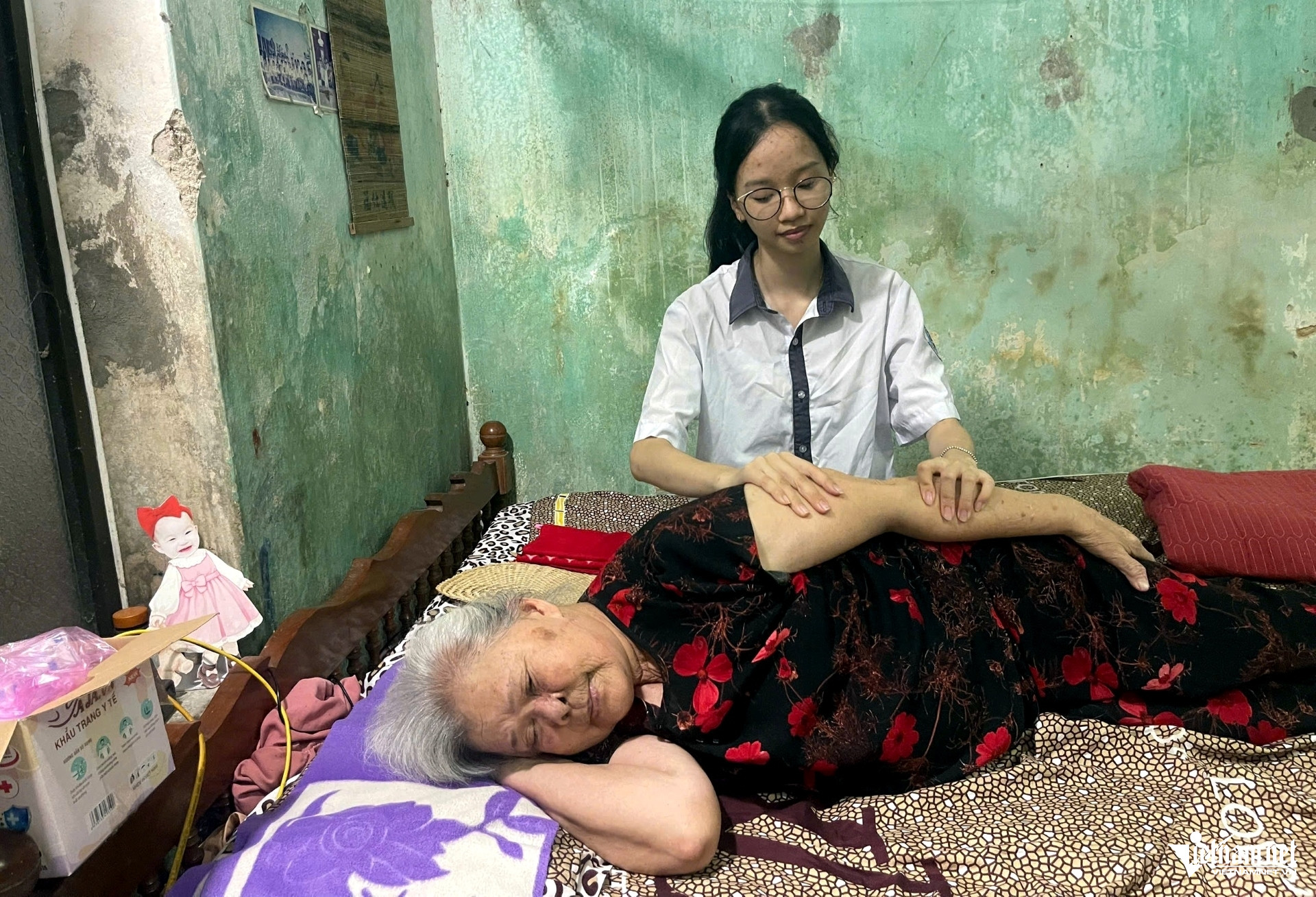 W-a2Bà 85 tuổi rơi nước mắt.jpg