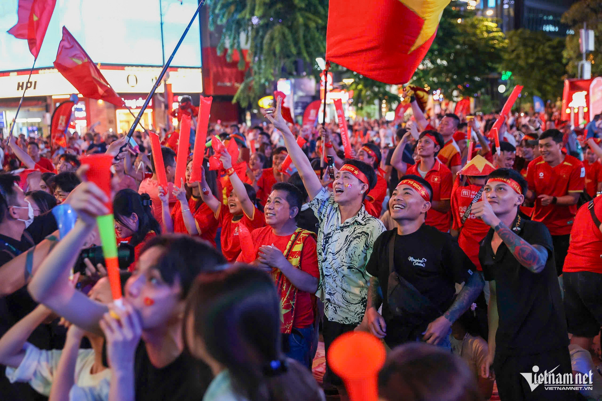 https://static-images.vnncdn.net/vps_images_publish/000001/000003/2026/8/20/w-cdv-an-mung-doi-tuyen-vn-vao-chung-ket-tuan-hung-14-123.jpg