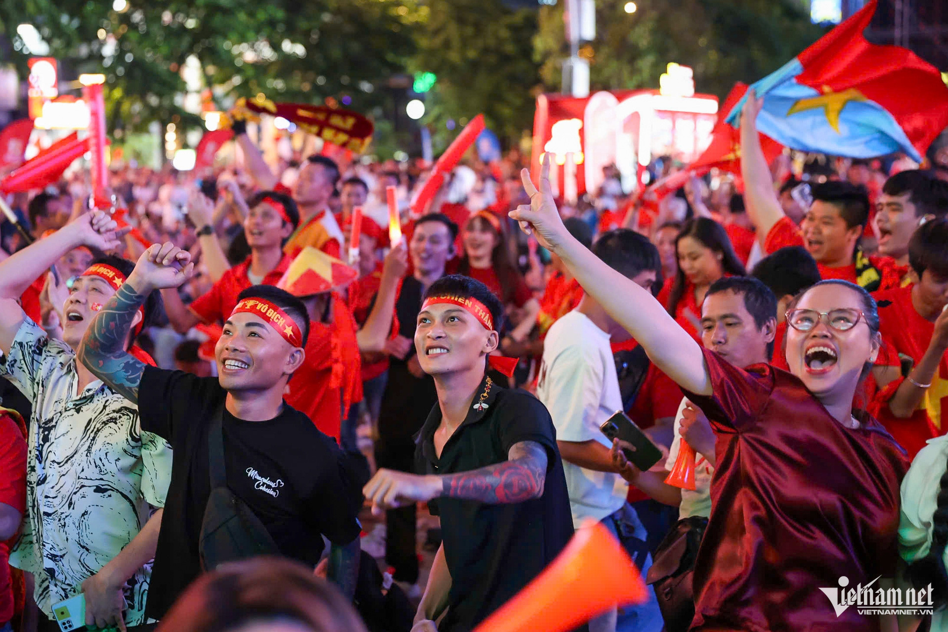 https://static-images.vnncdn.net/vps_images_publish/000001/000003/2026/8/20/w-cdv-an-mung-doi-tuyen-vn-vao-chung-ket-tuan-hung-15-124.jpg