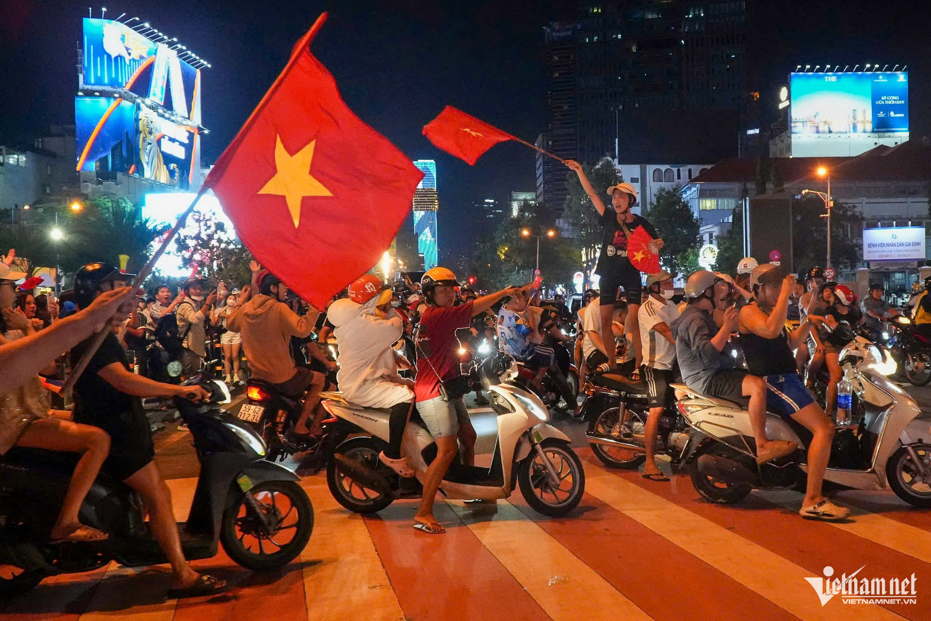W-CDV ăn mừng đội tuyển VN vào chung kết   Tuấn Hùng 17.jpg