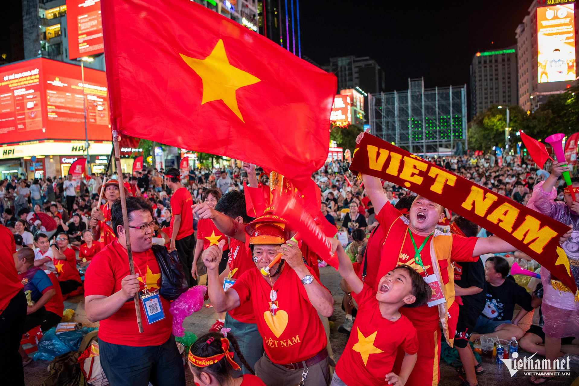 https://static-images.vnncdn.net/vps_images_publish/000001/000003/2026/8/20/w-cdv-xem-da-banh-tai-pho-di-bo-tuan-hung-51-114.jpg