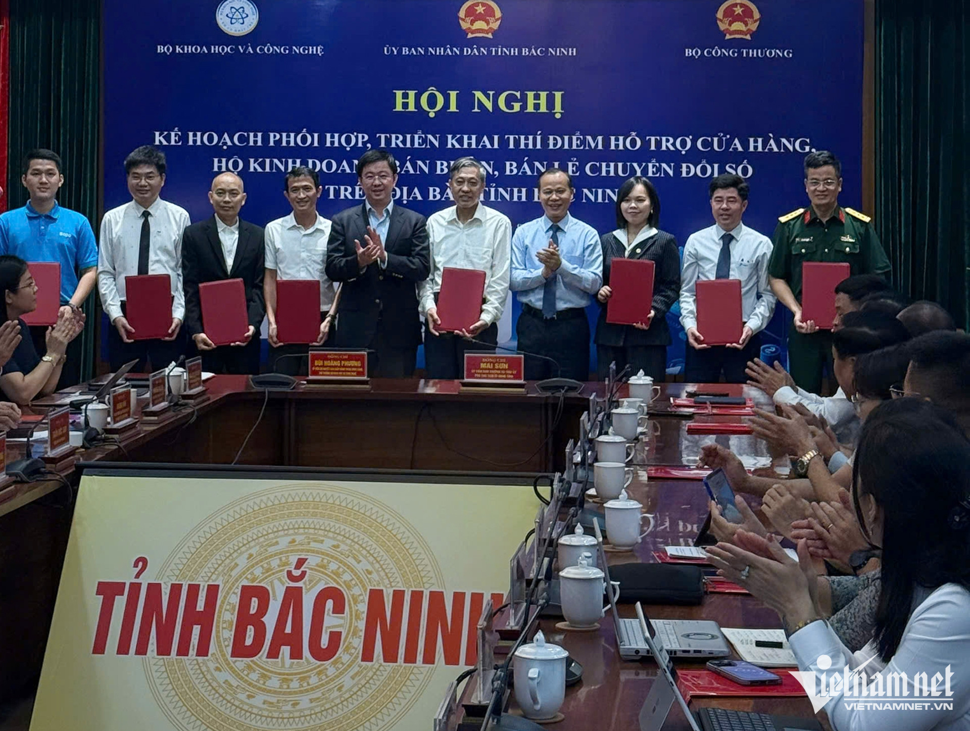 W-trao chung nhan cho doanh nghiep ho tro chuyen doi so ho kinh doanh Bac Ninh 1.jpg