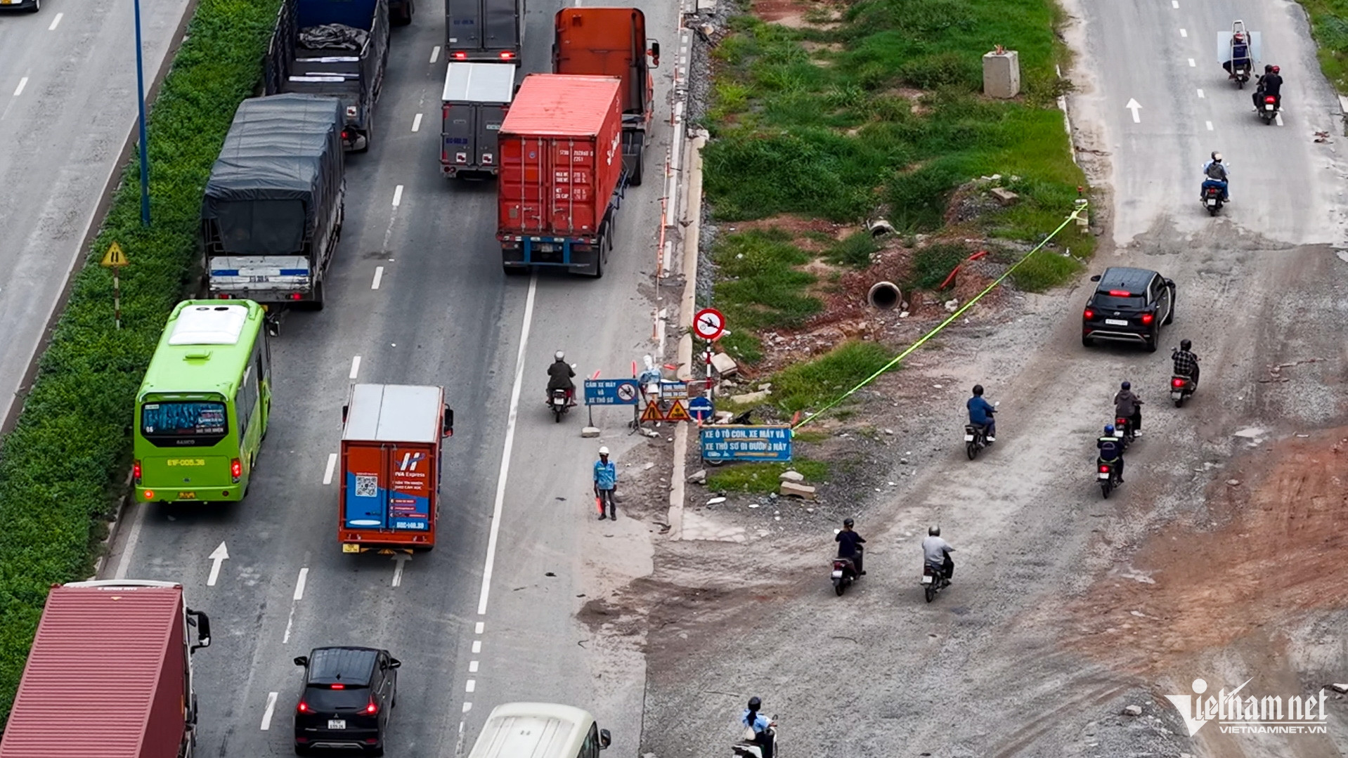 W-Xe máy đi ngược chiều Tuấn Hùng.jpg