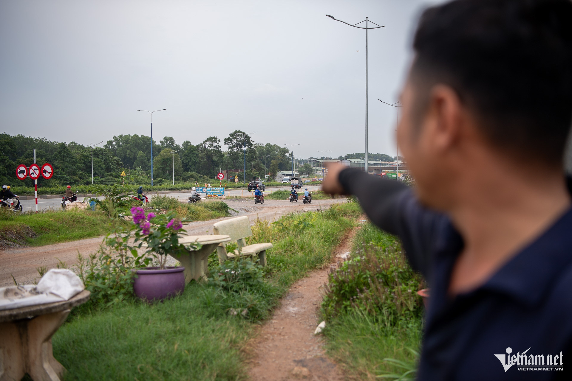 W-Xe máy đi ngược chiều  Tuấn Hùng 4.jpg