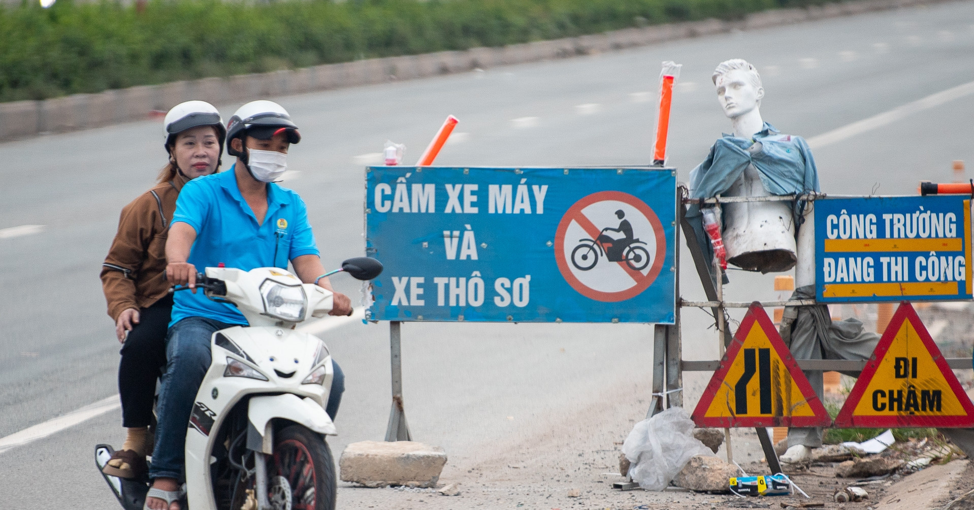 Xe máy phớt lờ biển cấm, chạy chung làn với xe container ở Vành đai 3