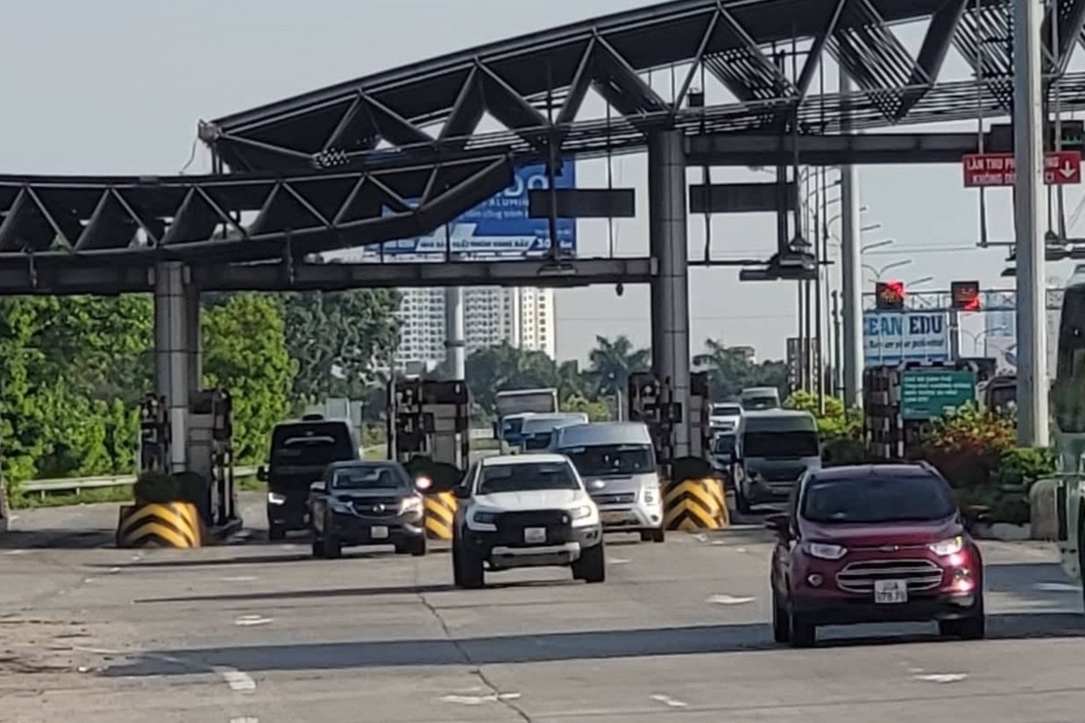 Chủ xe ô tô ngỡ ngàng vì bị trừ 'phí dịch vụ quản lý tài khoản' trước 1/8