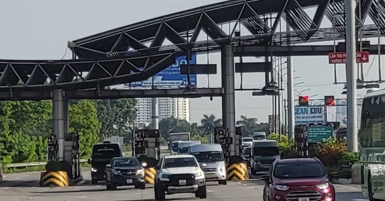 Chủ xe ô tô ngỡ ngàng vì bị trừ &amp;apos;phí dịch vụ quản lý tài khoản&amp;apos; trước 1/8