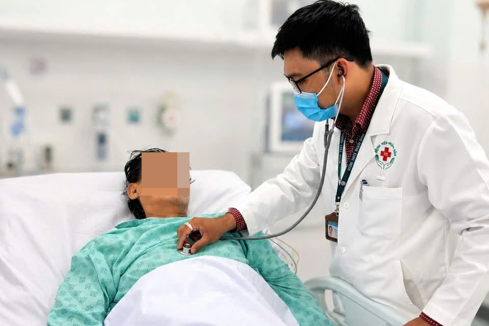 Bỏ qua thủ tục hành chính cứu người đàn ông ngừng tim ngoài đường