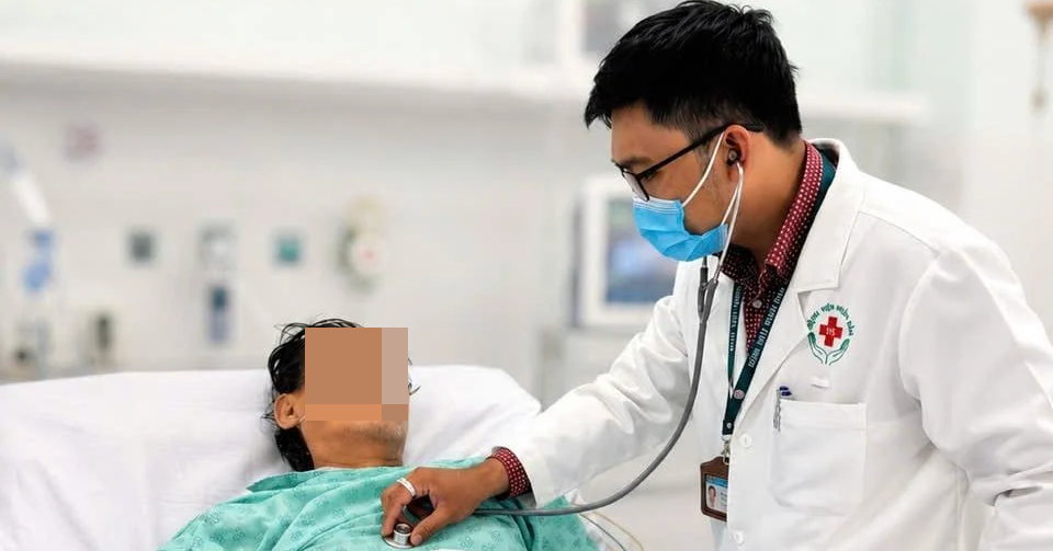 Bỏ qua thủ tục hành chính cứu người đàn ông ngừng tim ngoài đường