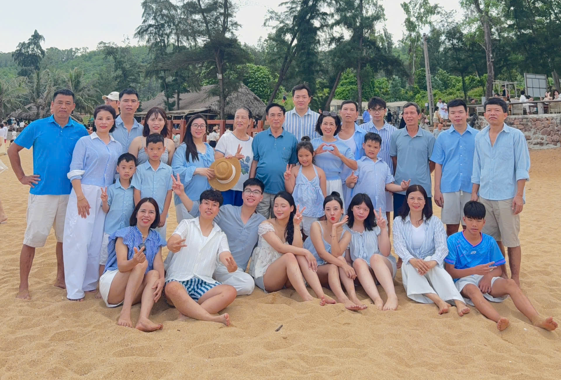 Đại gia đình 26 người ở Lào Cai cùng nhau đi du lịch, 4 thế hệ sum vầy