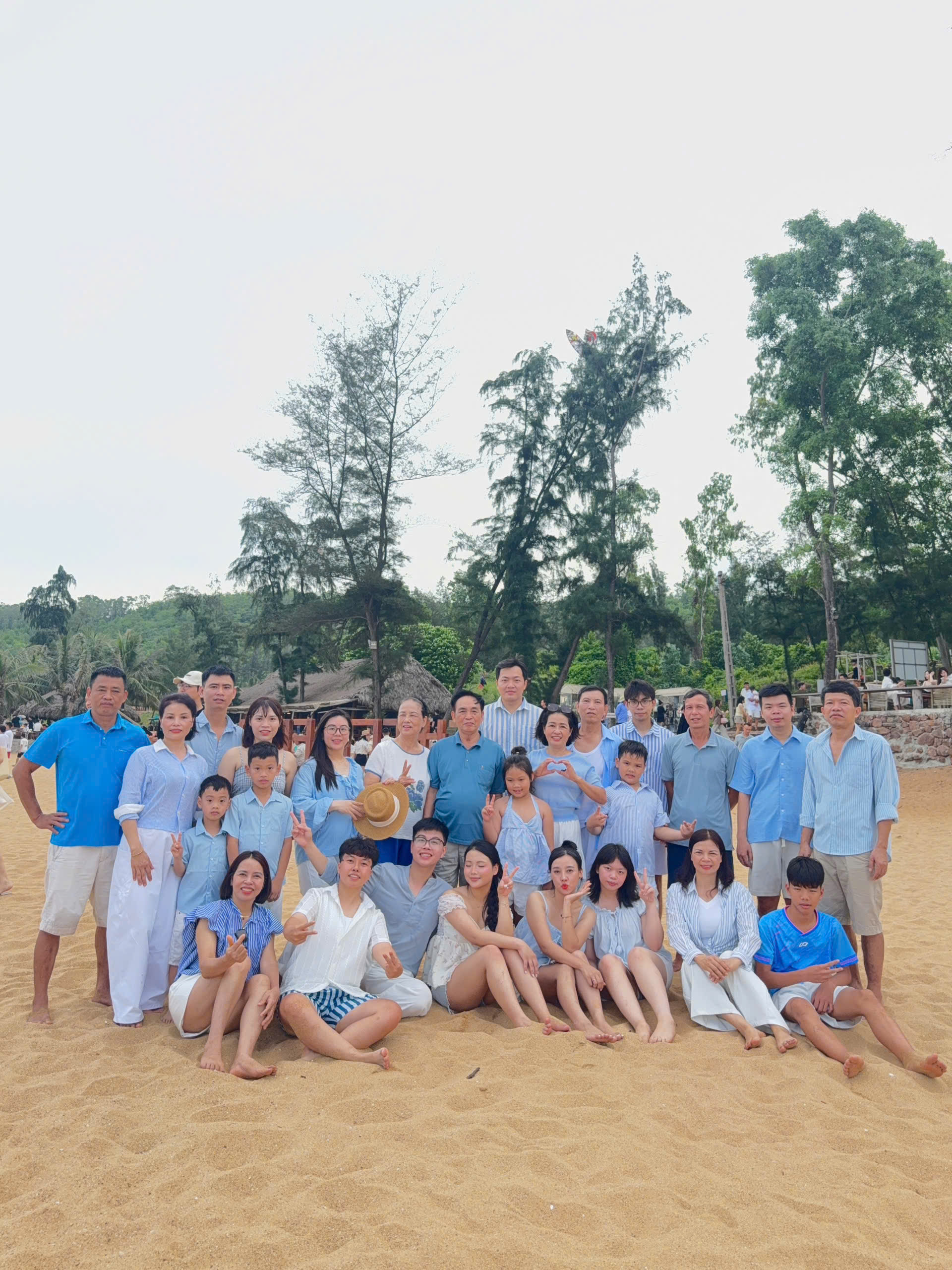 https://static-images.vnncdn.net/vps_images_publish/000001/000003/2026/8/21/gia-dinh-4-the-he-2510.jpg
