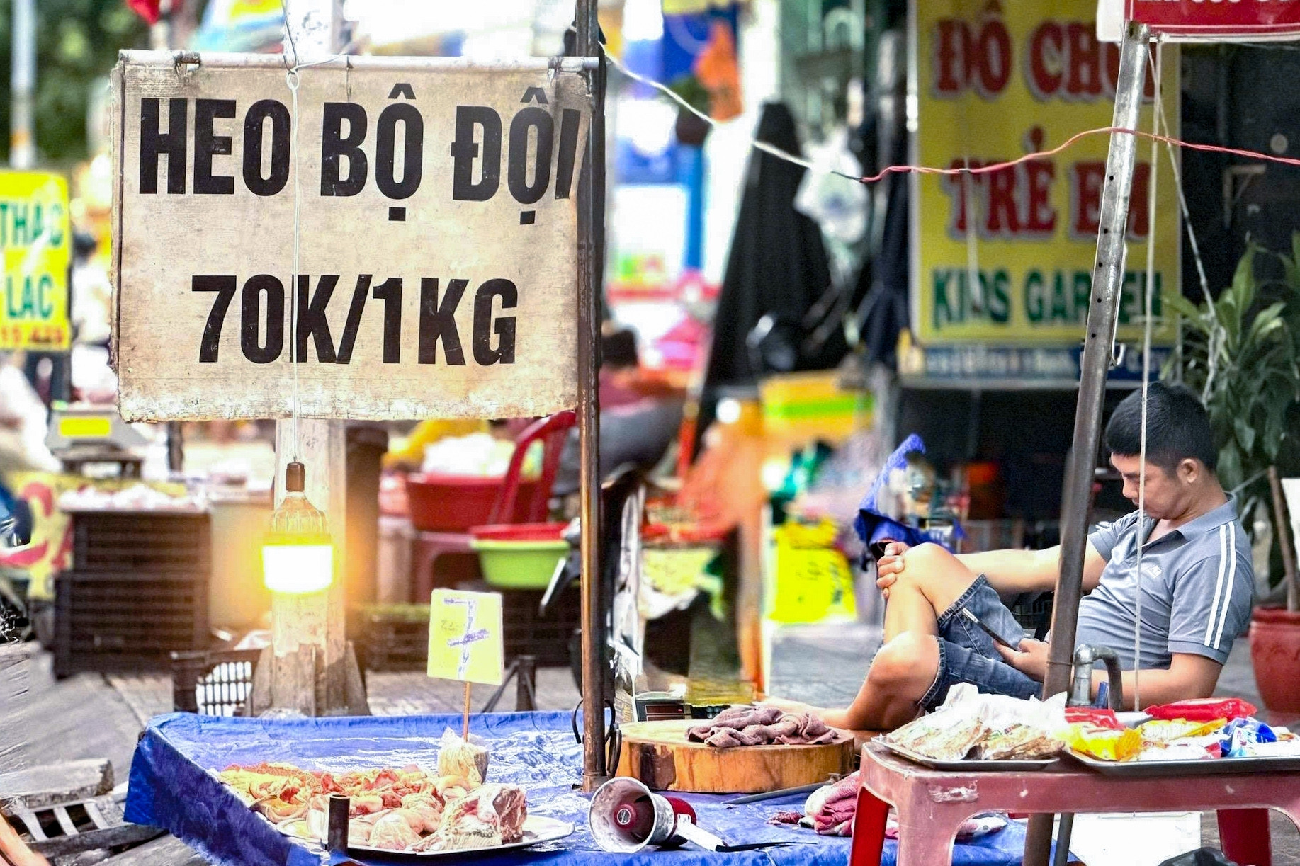 Giá thịt heo giảm, sức mua vẫn ì ạch, tiểu thương ngóng khách