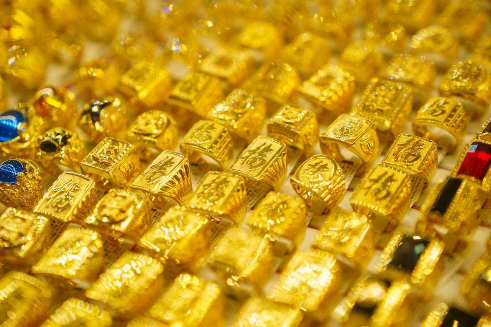 Giá vàng thế giới tăng vọt, vì sao SJC thấp hơn giá quốc tế?