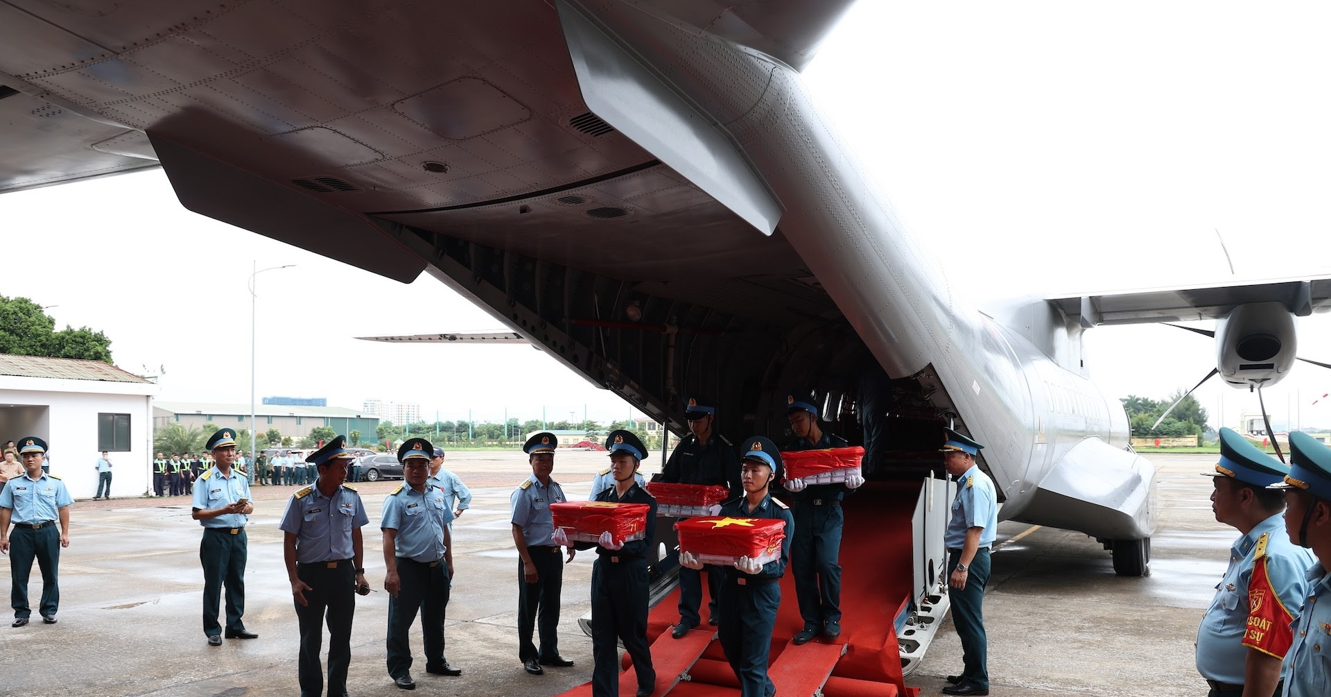 Hà Nội: Máy bay không quân chở 7.104 mẫu sinh phẩm hài cốt liệt sĩ hạ cánh sân bay Gia Lâm