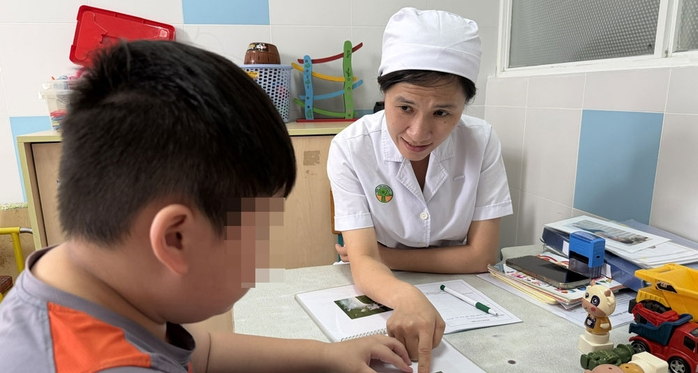 Hành trình tới trường của 2 bệnh nhi từng có nguy cơ không thể đi học