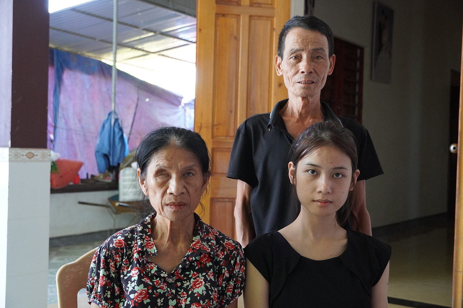 Hơn 10 năm trên lưng mẹ, nữ sinh khuyết tật đỗ đại học, trăn trở nỗi lo học phí