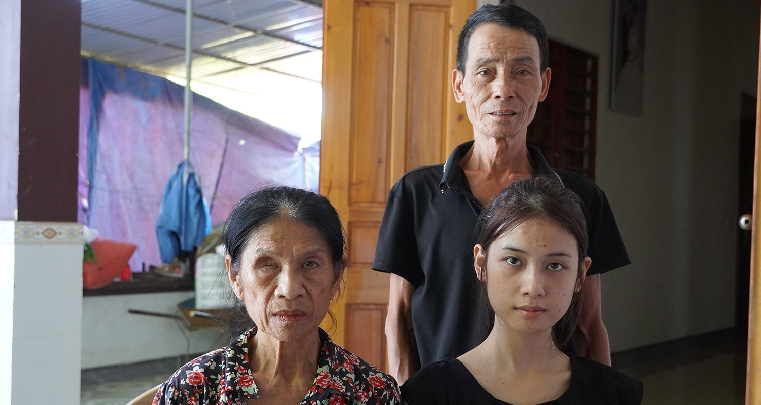 Hơn 10 năm trên lưng mẹ, nữ sinh khuyết tật đỗ đại học, trăn trở nỗi lo học phí