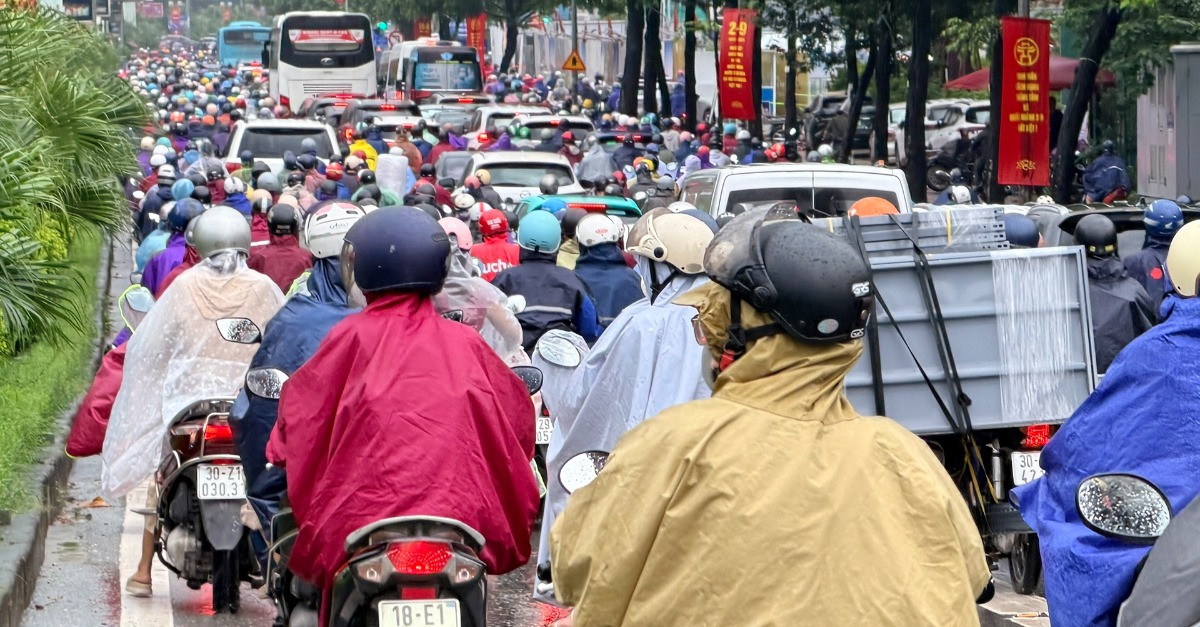 Người Hà Nội đội mưa lớn đến công sở, nhiều tuyến đường ùn tắc