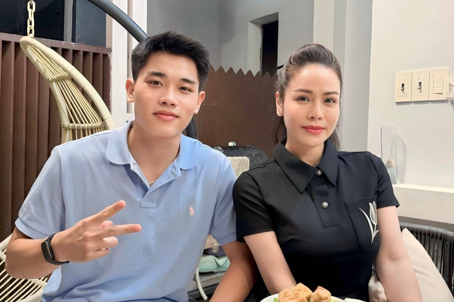 Mai Phương Thúy đăng ảnh gợi cảm, Nhật Kim Anh thân thiết cầu thủ Đình Bắc