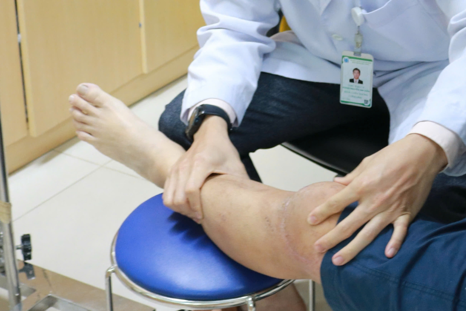 Ngồi xe lăn đi khám liệt chân, kết quả chẩn đoán khiến ai cũng bất ngờ