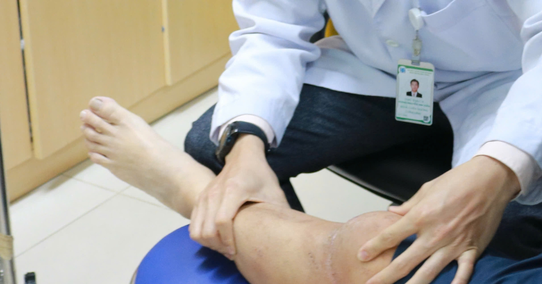 Ngồi xe lăn đi khám liệt chân, kết quả chẩn đoán khiến ai cũng bất ngờ