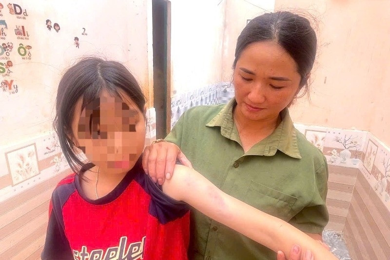 Người dân kể phút lốc xoáy cuốn qua: 'Gió rít mạnh, các con tôi hoảng loạn bỏ chạy'