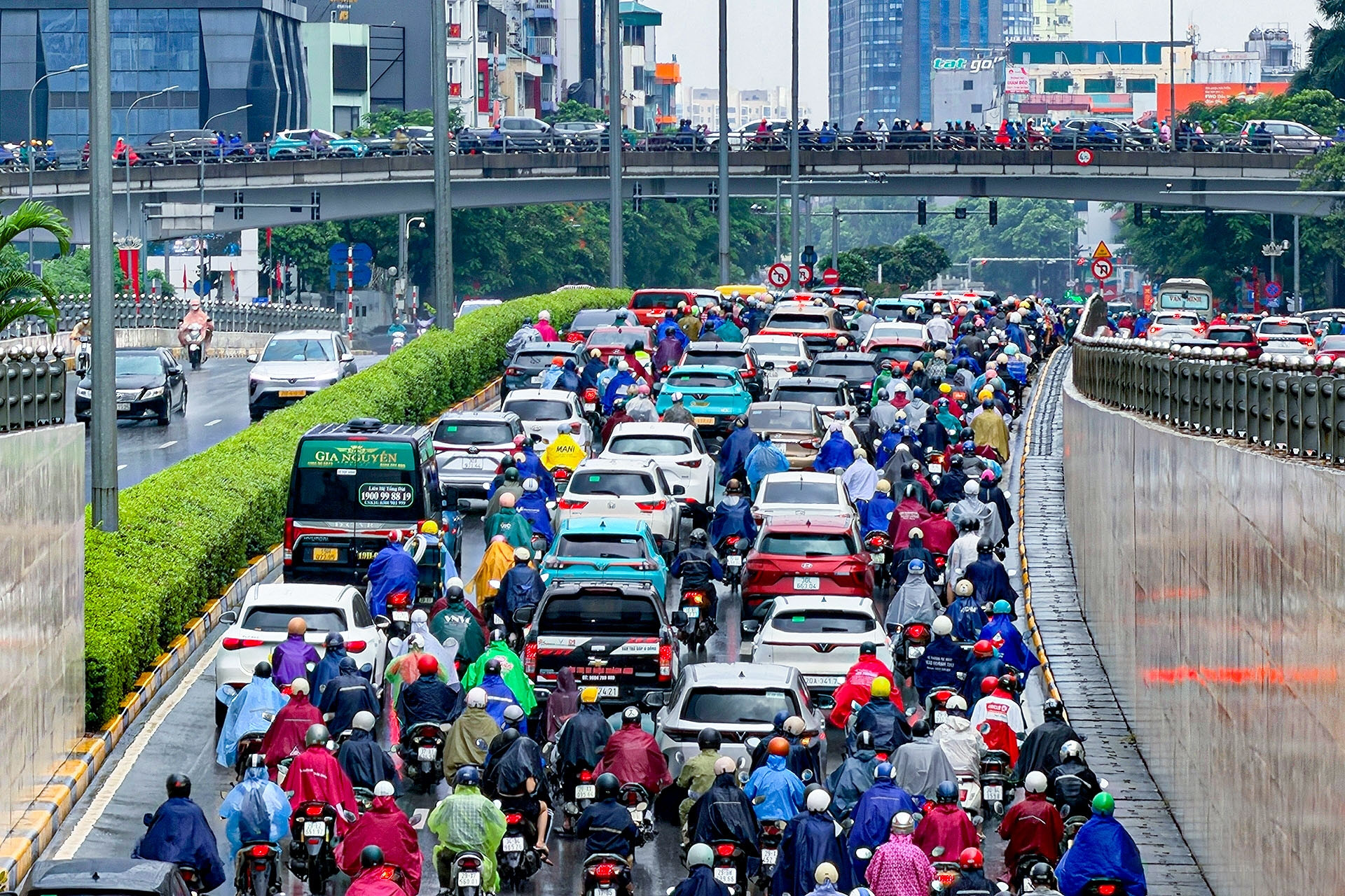 Người Hà Nội đội mưa lớn đến công sở, nhiều tuyến đường ùn tắc