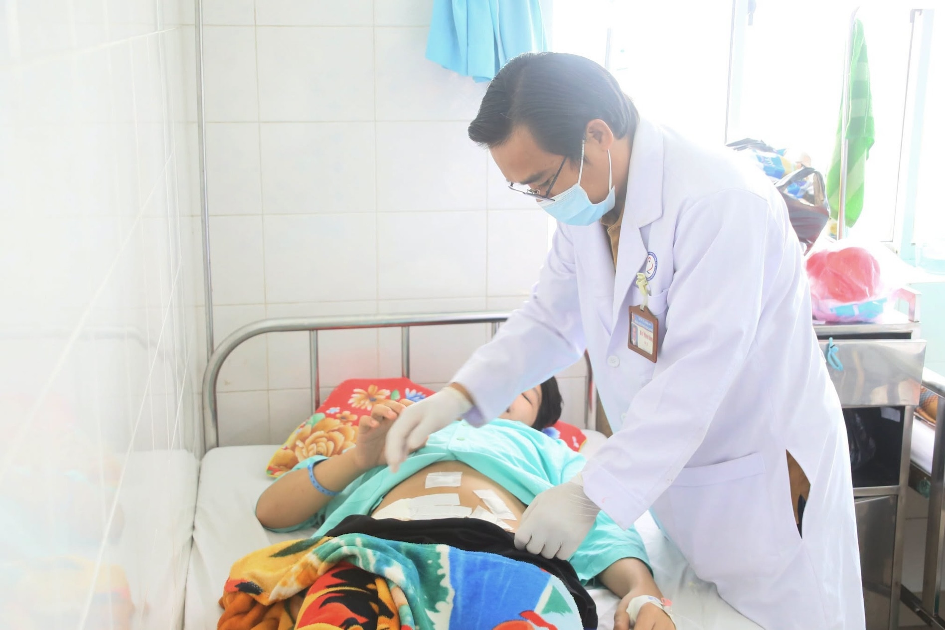 Nhập viện mổ cấp cứu vì trò đùa của đồng nghiệp trong giờ làm