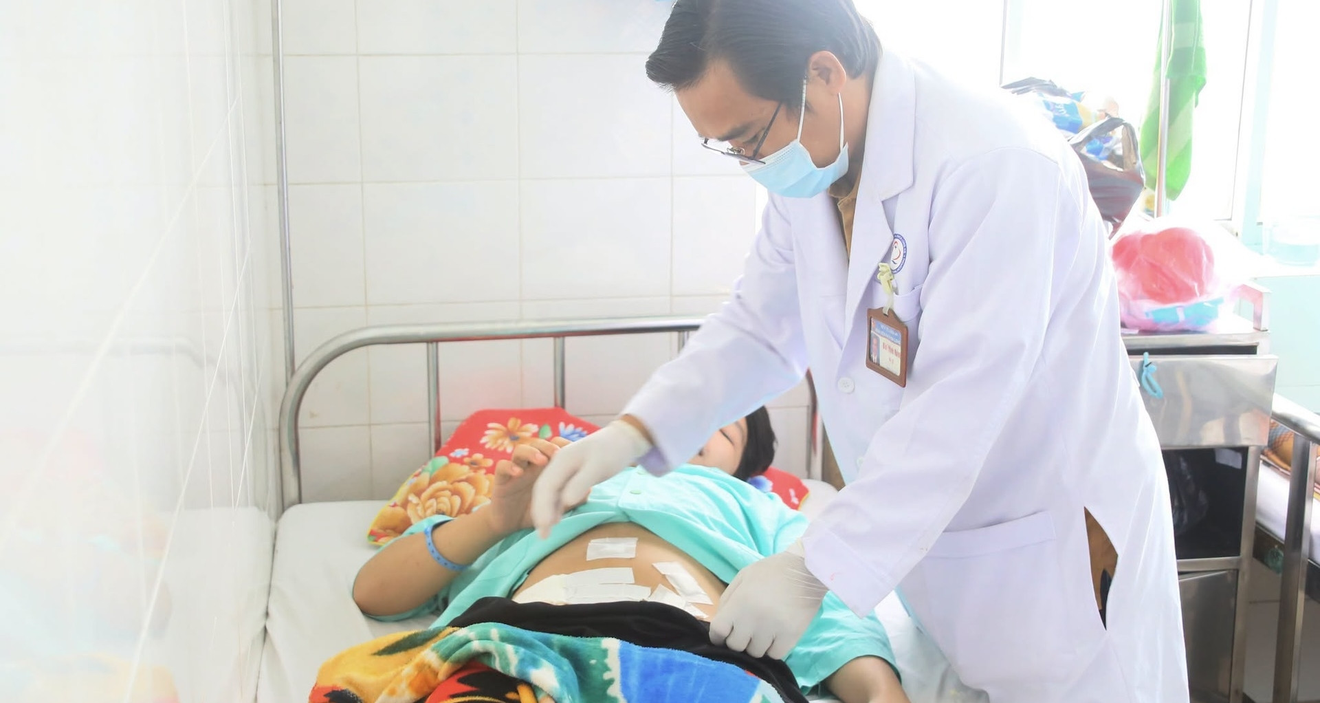 Nhập viện mổ cấp cứu vì trò đùa của đồng nghiệp trong giờ làm