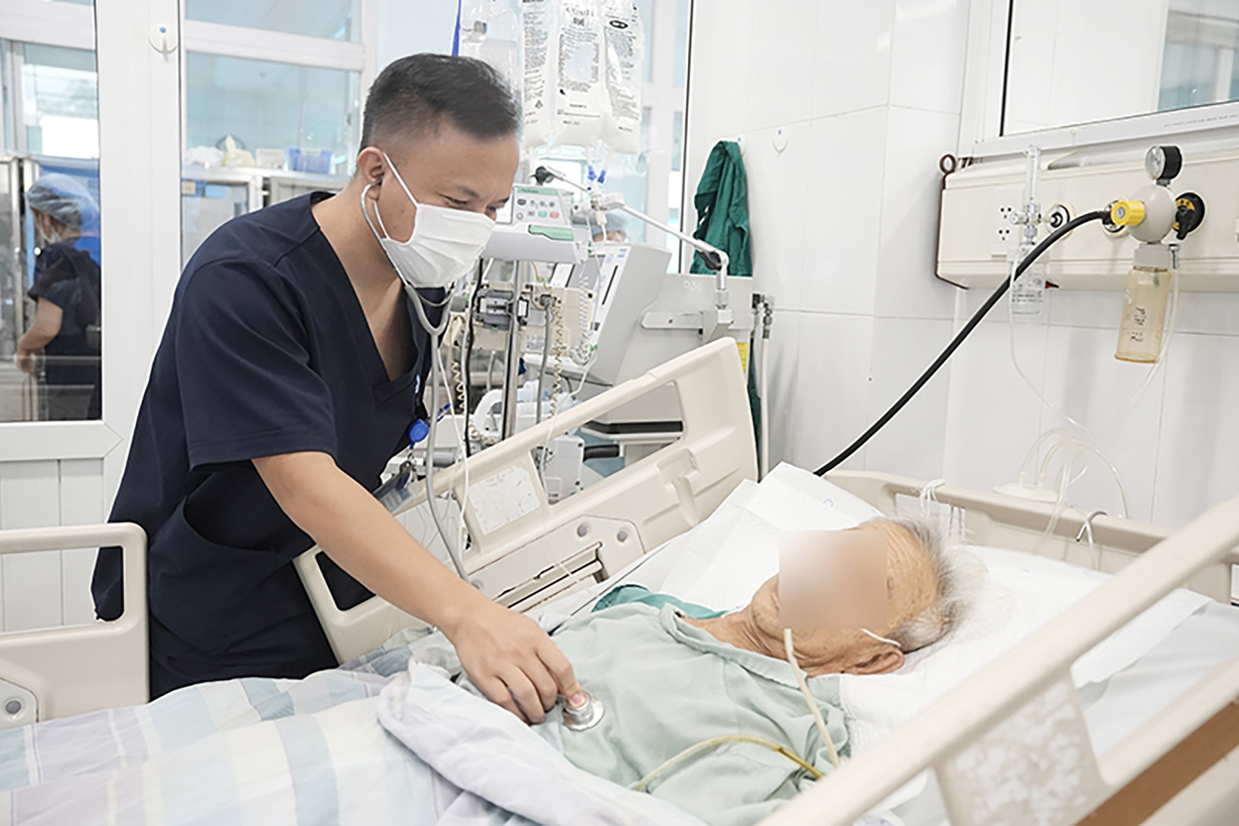 Nuốt tăm tre, người đàn ông nhập viện vì thủng ruột