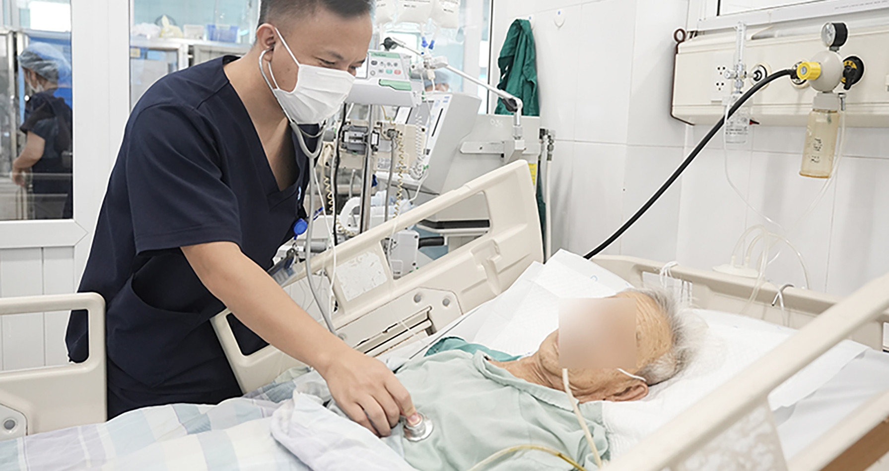 Nuốt tăm tre, người đàn ông nhập viện vì thủng ruột